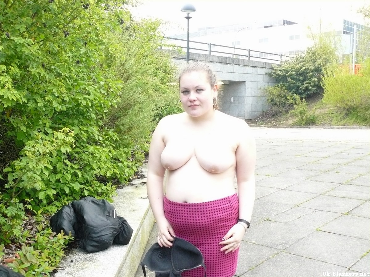 Amateur fattys desnudez pública y revelando stripteasers al aire libre exhibicionismo
 #67414707