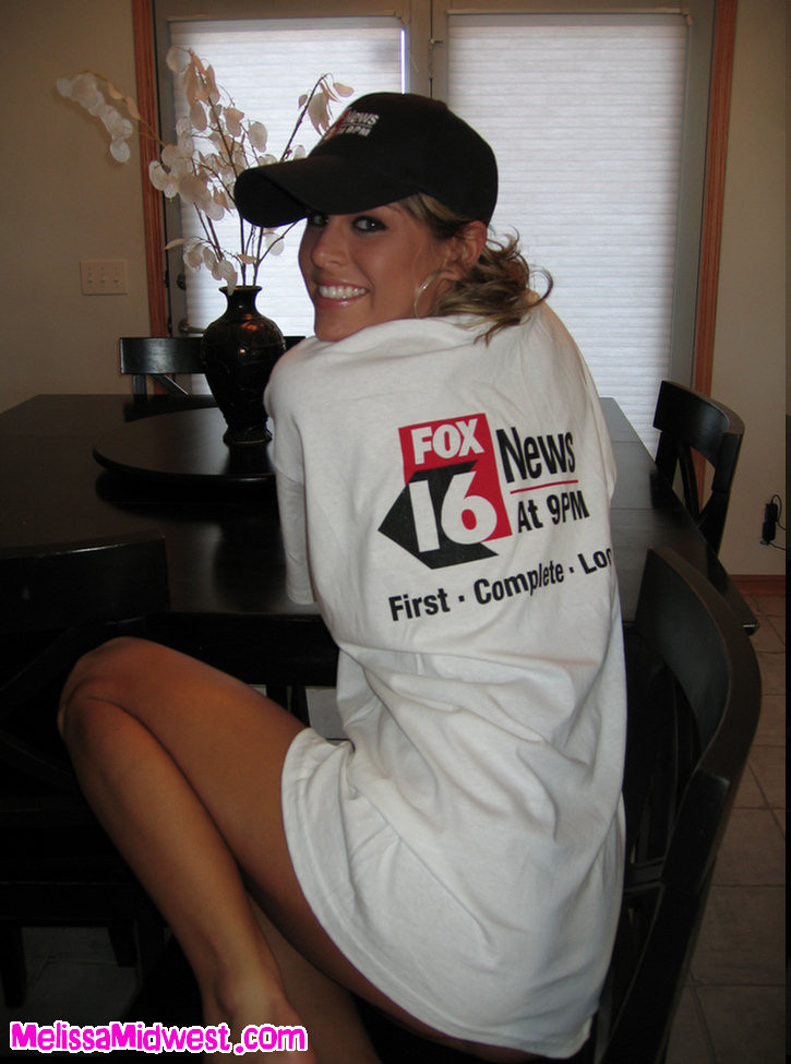 Melissa midwest fox news et posant près d'un cruiser
 #67556504