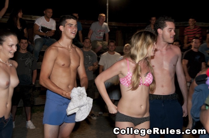 College-Party wird bald zu einer Hardcore-College-Orgie
 #74599189