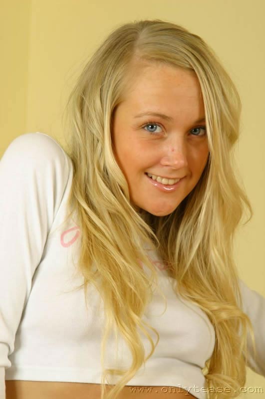 Süßes blondes Teenie strippt aus ihrer schwarzen Strumpfhose
 #79066641