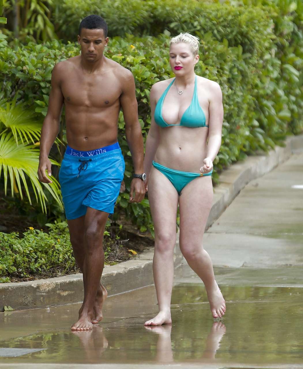 Helen flanagan accenno di capezzolo in bikini blu sulla spiaggia foto paparazzi
 #75294834