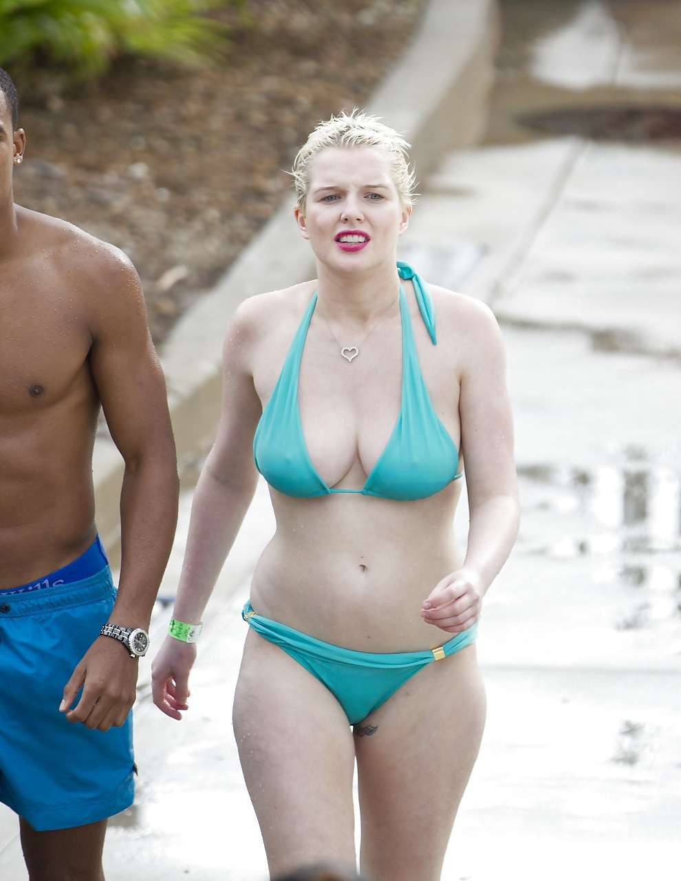 Helen flanagan en bikini bleu sur la plage avec des photos paparazzi.
 #75294861