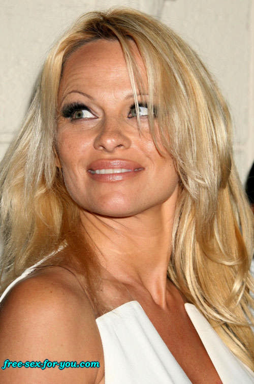 Pamela anderson zeigt ihre rasierte Muschi auf einem Boot und große Titten
 #75421437