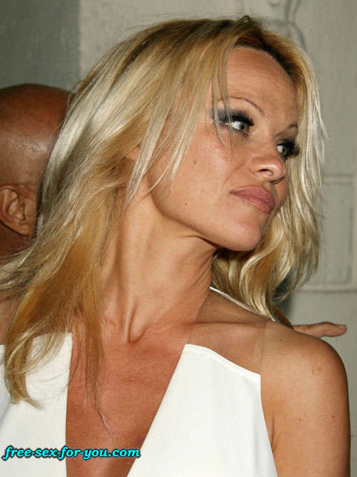 Pamela anderson zeigt ihre rasierte Muschi auf einem Boot und große Titten
 #75421442
