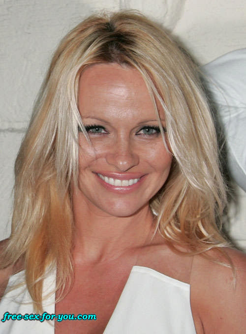 Pamela anderson zeigt ihre rasierte Muschi auf einem Boot und große Titten
 #75421446