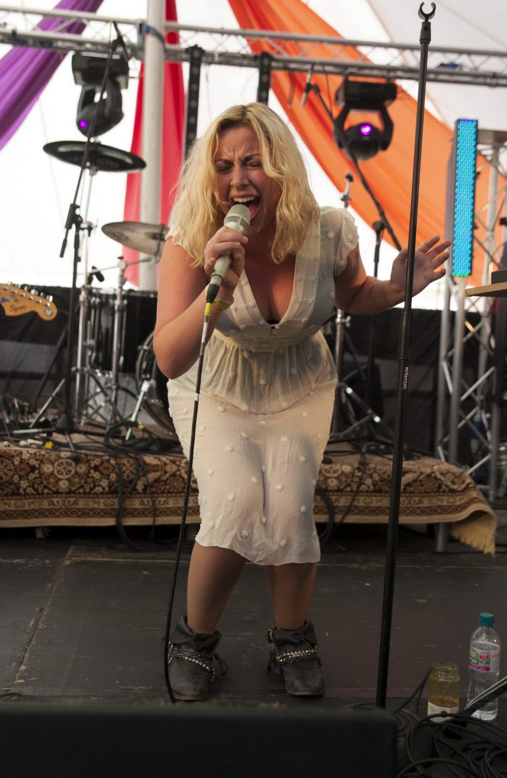 Charlotte church en buste et en sous-vêtements au festival de blissfields à winchs.
 #75245548