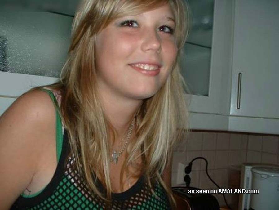 Foxy blondes Teen Girl mit riesigen Titten
 #73615356