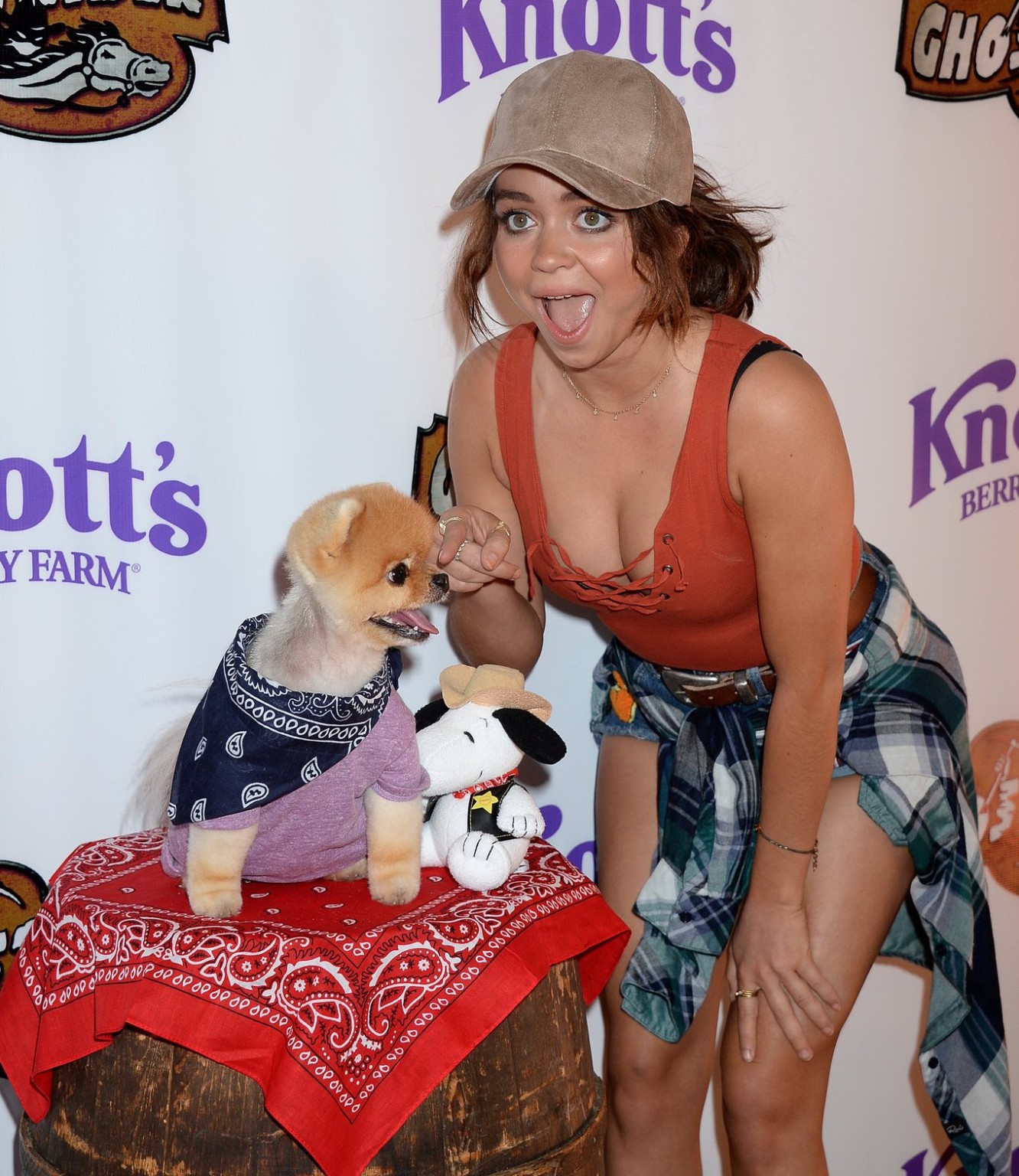 Sarah Hyland showing huge cleavage and legs #75141391