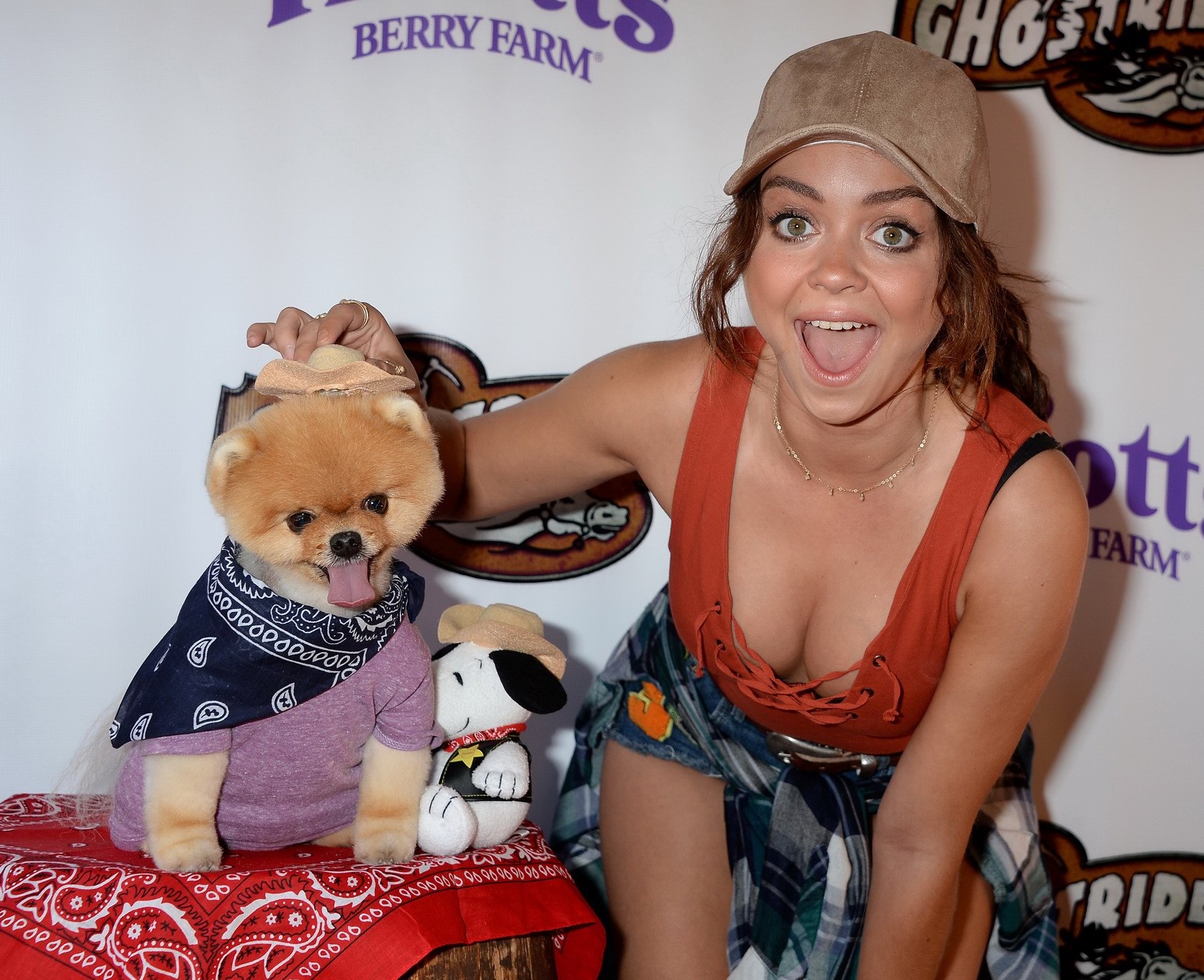 Sarah Hyland showing huge cleavage and legs #75141411
