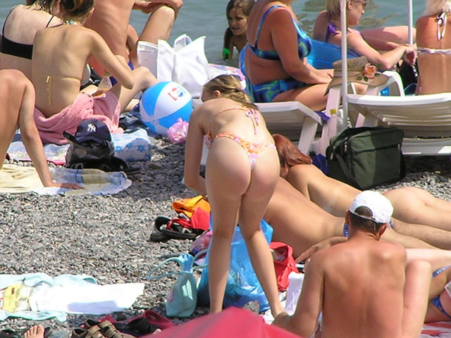 Une jeune nudiste n'hésite pas à poser nue sur la plage.
 #72252686
