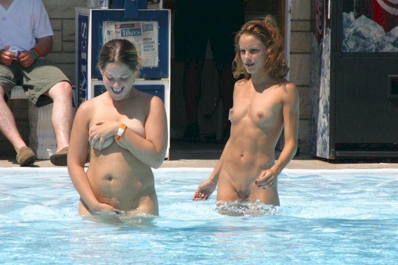 Une jeune nudiste n'hésite pas à poser nue sur la plage.
 #72252732
