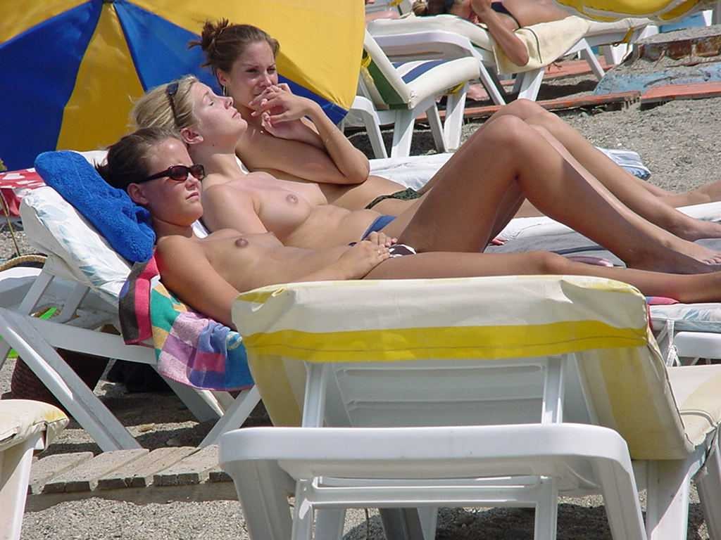 Une jeune nudiste n'hésite pas à poser nue sur la plage.
 #72252797