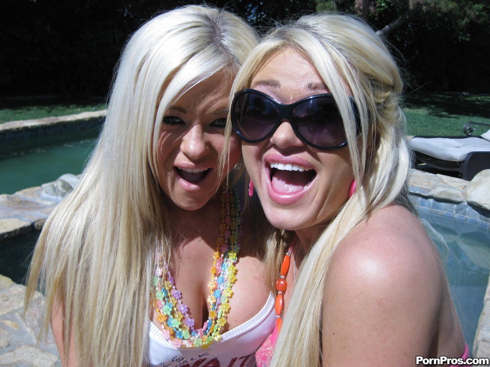 Des sœurs blondes se font masser le visage au bord de la piscine.
 #73478041