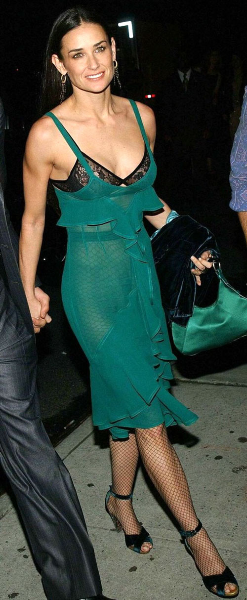 Demi Moore sieht sehr sexy aus im grünen Seethru-Dress
 #75404429