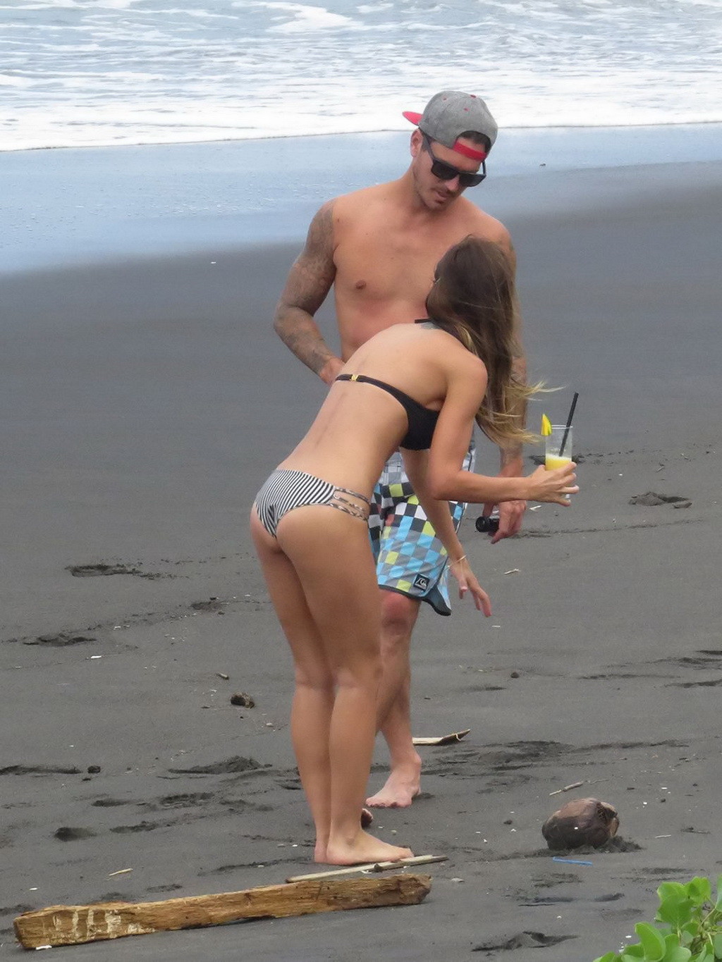 Audrina Patridge vollbusig in knappem Zweiteiler am Strand von Bali
 #75193288