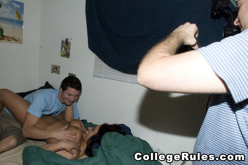 College-Mädchen ist nackt und nimmt harten Schwanz in den Rachen
 #74521787