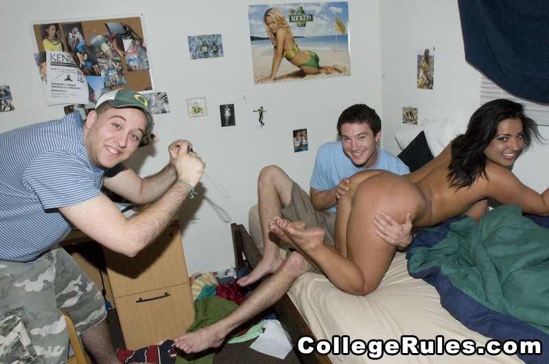 Ragazza del college è nuda prendendo il cazzo duro in gola
 #74521838