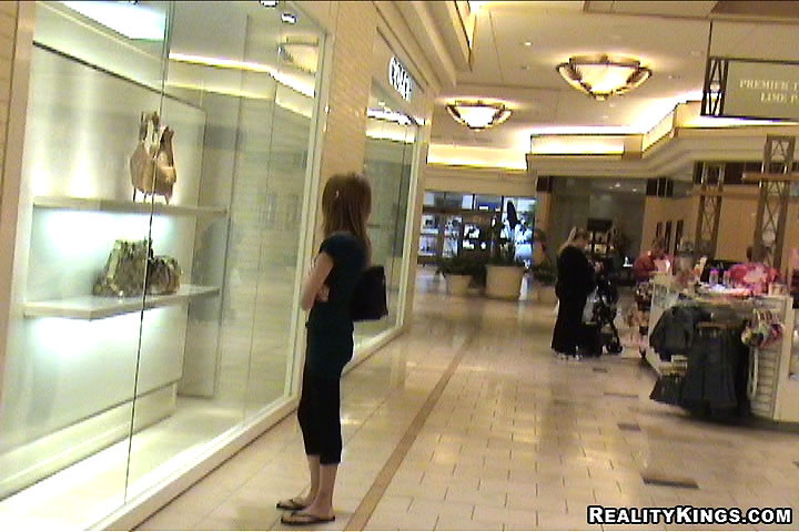 Laylaa se fait draguer au centre commercial puis se fait pilonner dans ces images de caméra espionne.
 #74554667
