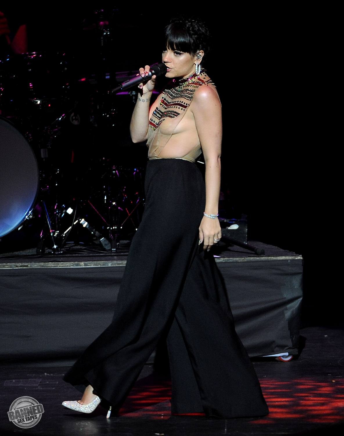 Lily allen montre ses seins nus à travers un haut transparent pendant un concert
 #75191533