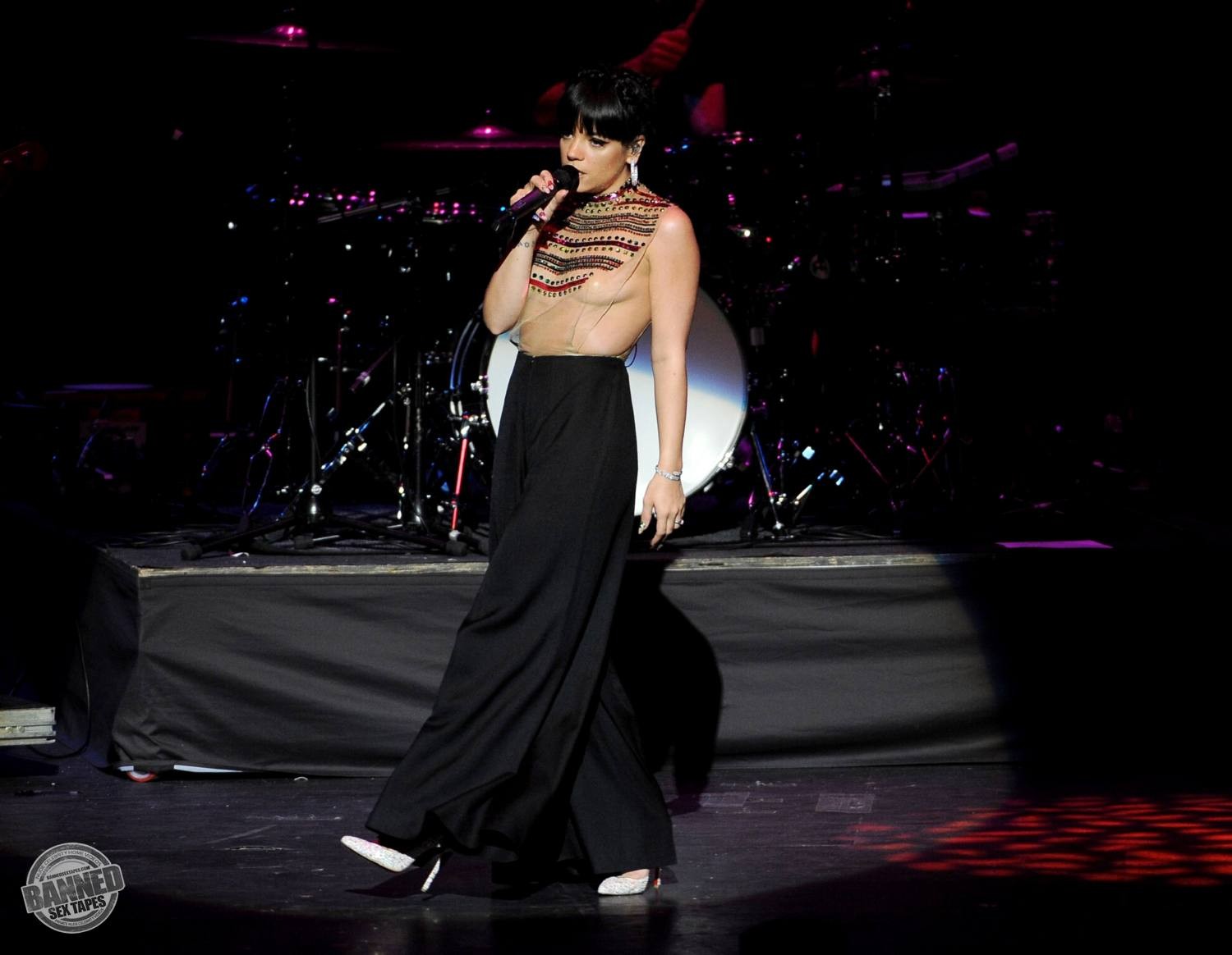 Lily Allen sieht ihre nackten Titten durch ein transparentes Top während eines Konzerts
 #75191538