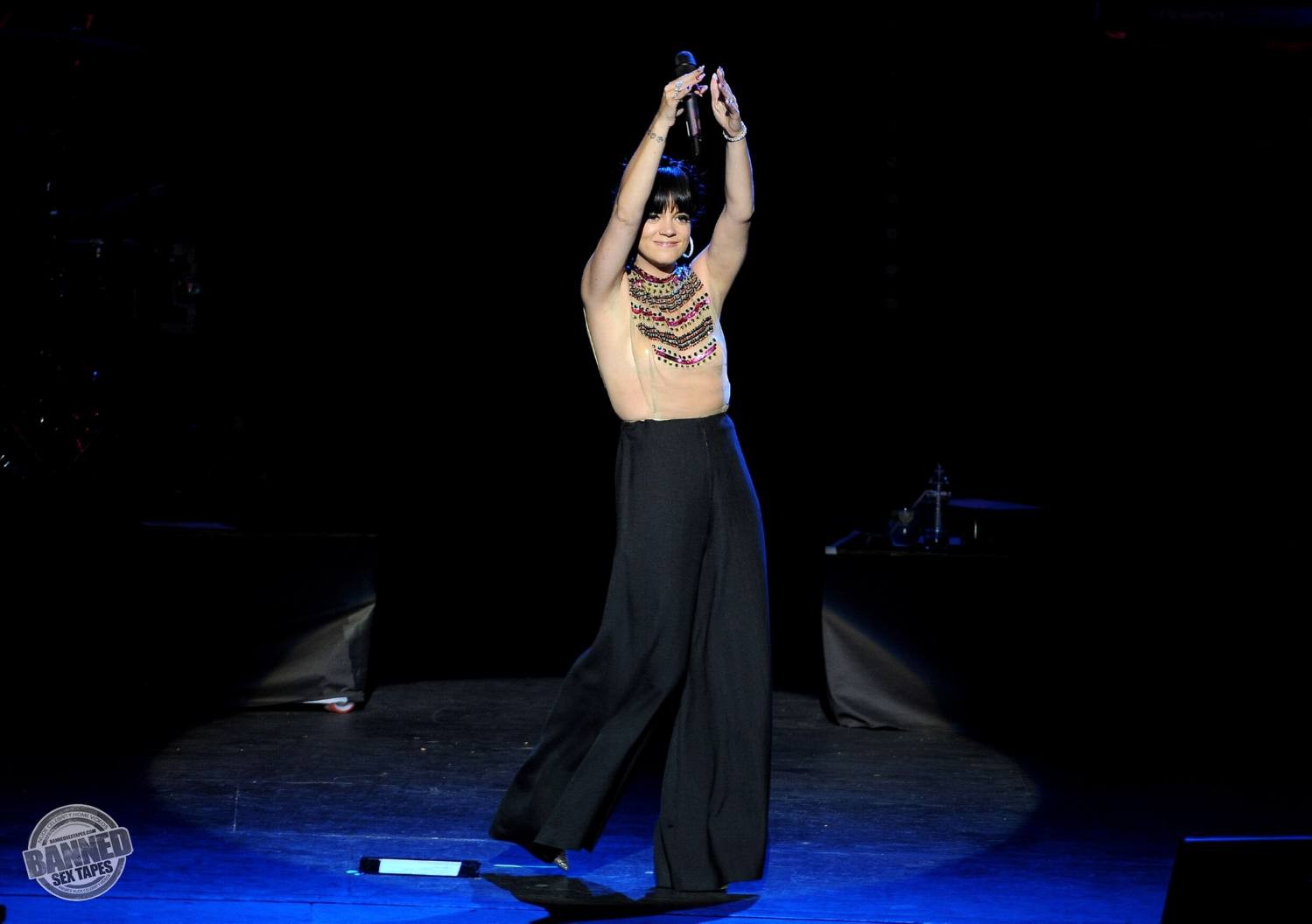 Lily allen montre ses seins nus à travers un haut transparent pendant un concert
 #75191542