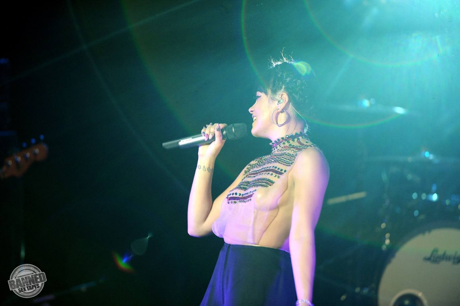 Lily Allen sieht ihre nackten Titten durch ein transparentes Top während eines Konzerts
 #75191546