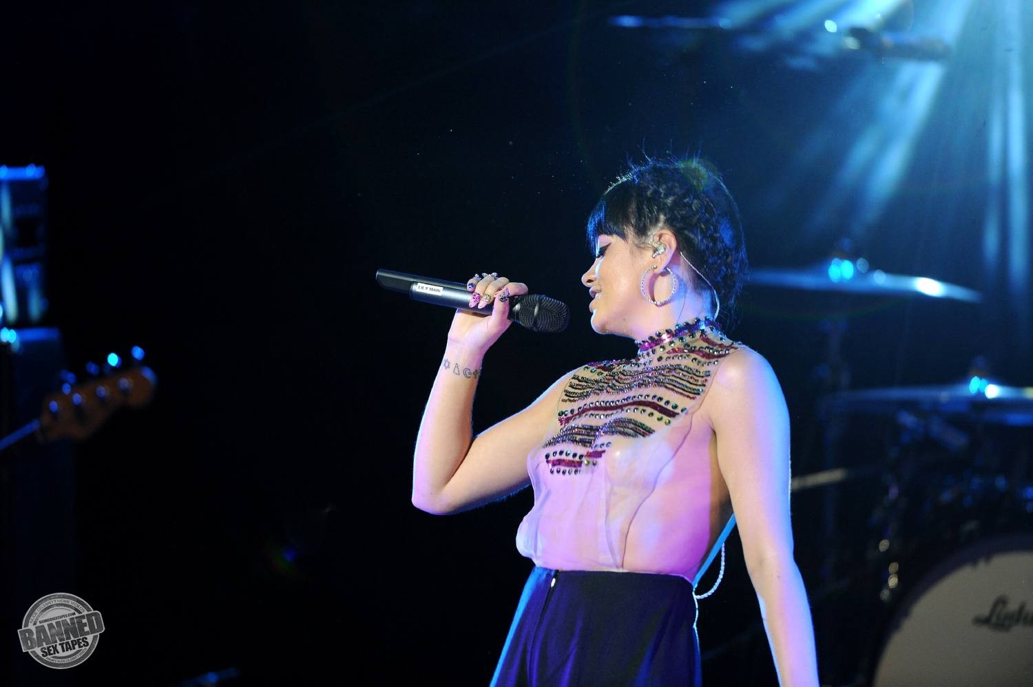 Lily Allen sieht ihre nackten Titten durch ein transparentes Top während eines Konzerts
 #75191549