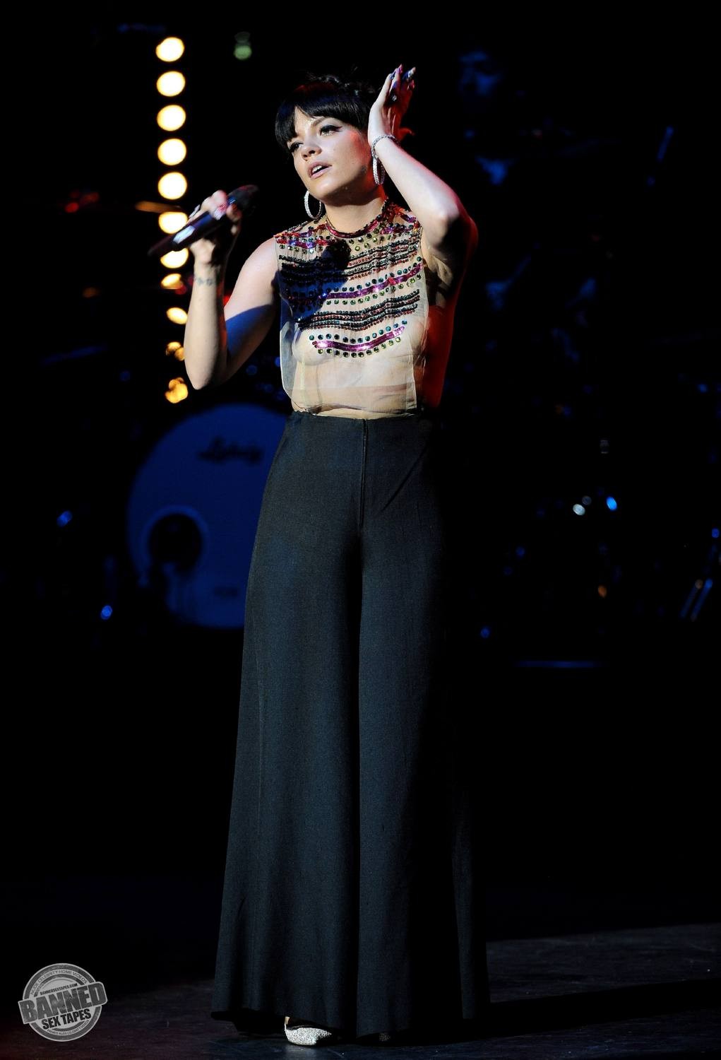 Lily allen montre ses seins nus à travers un haut transparent pendant un concert
 #75191558