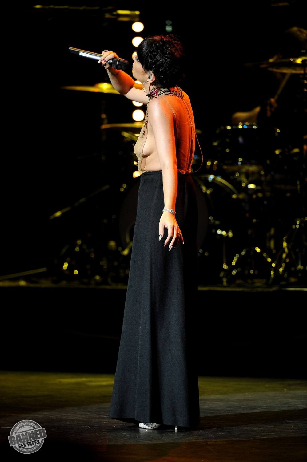Lily Allen sieht ihre nackten Titten durch ein transparentes Top während eines Konzerts
 #75191569