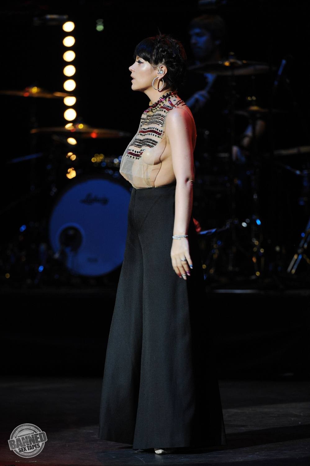 Lily Allen sieht ihre nackten Titten durch ein transparentes Top während eines Konzerts
 #75191575