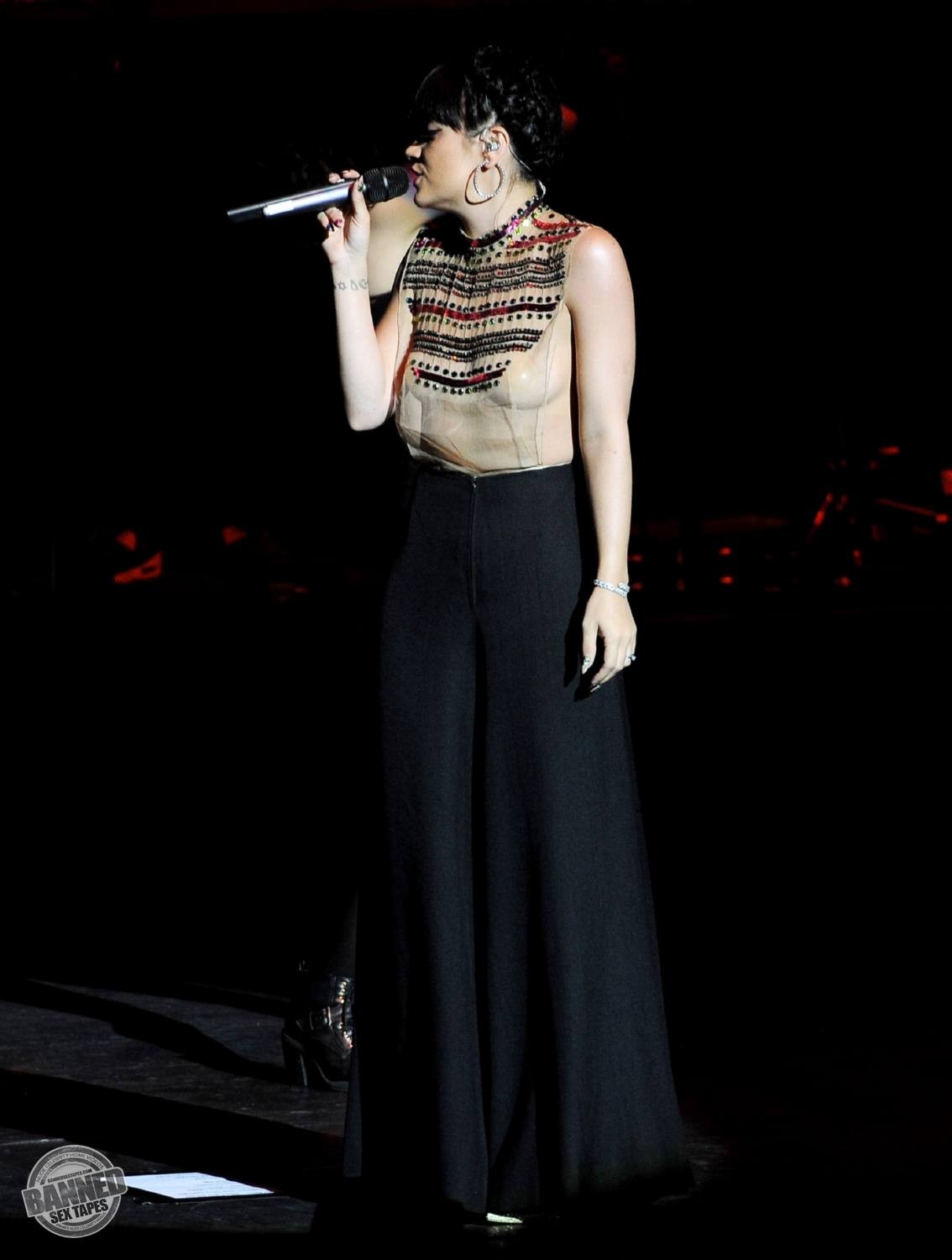 Lily Allen sieht ihre nackten Titten durch ein transparentes Top während eines Konzerts
 #75191580
