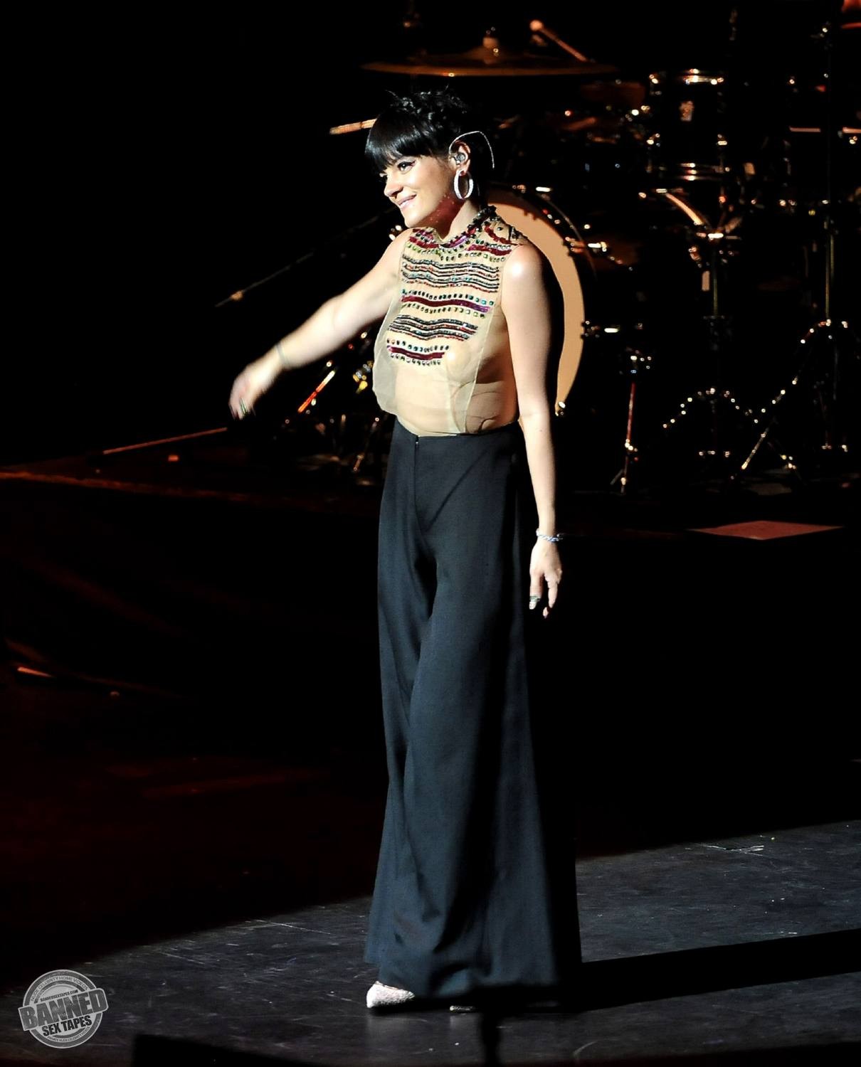 Lily allen montre ses seins nus à travers un haut transparent pendant un concert
 #75191585