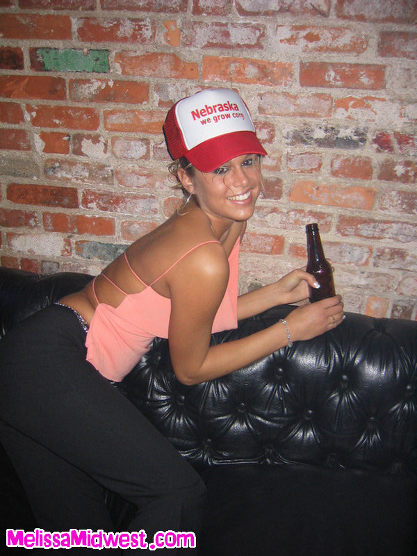 Melissa Midwest en tenue sexy dans un bar pour se faire allumer
 #70642604