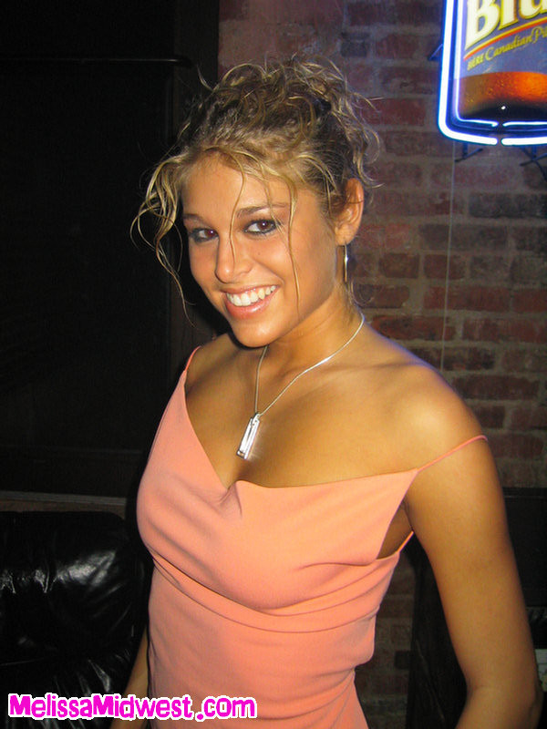 Melissa Midwest en tenue sexy dans un bar pour se faire allumer
 #70642626