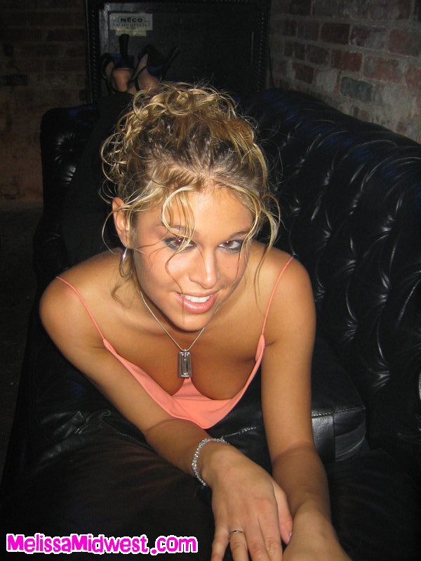 Melissa del Midwest prende in giro al bar in tenuta sexy
 #70642644