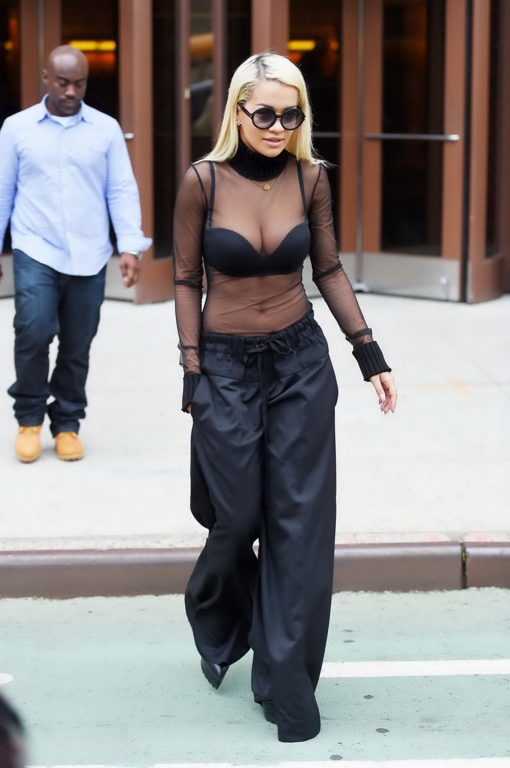 Rita ora seethrough al reggiseno che mostra le sue grandi tette
 #75155375