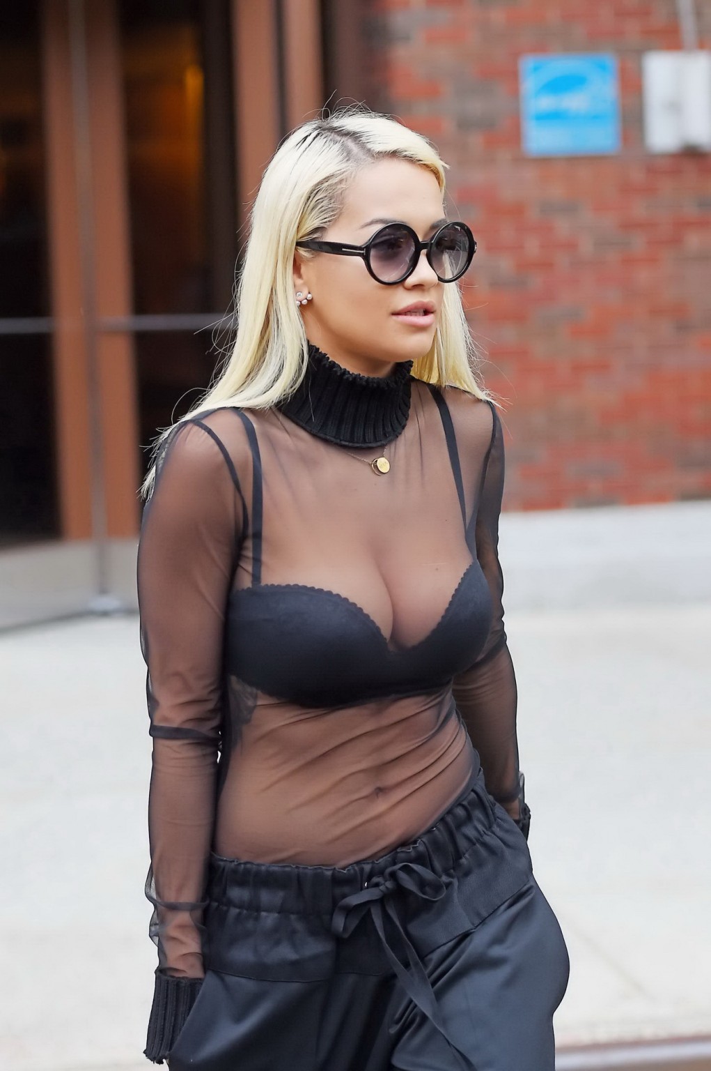 Rita ora seethrough al reggiseno che mostra le sue grandi tette
 #75155381