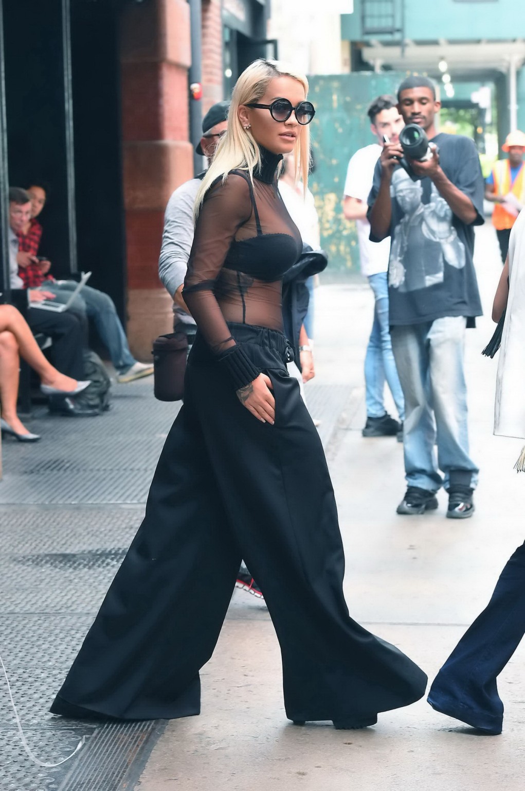 Rita ora seethrough al reggiseno che mostra le sue grandi tette
 #75155398