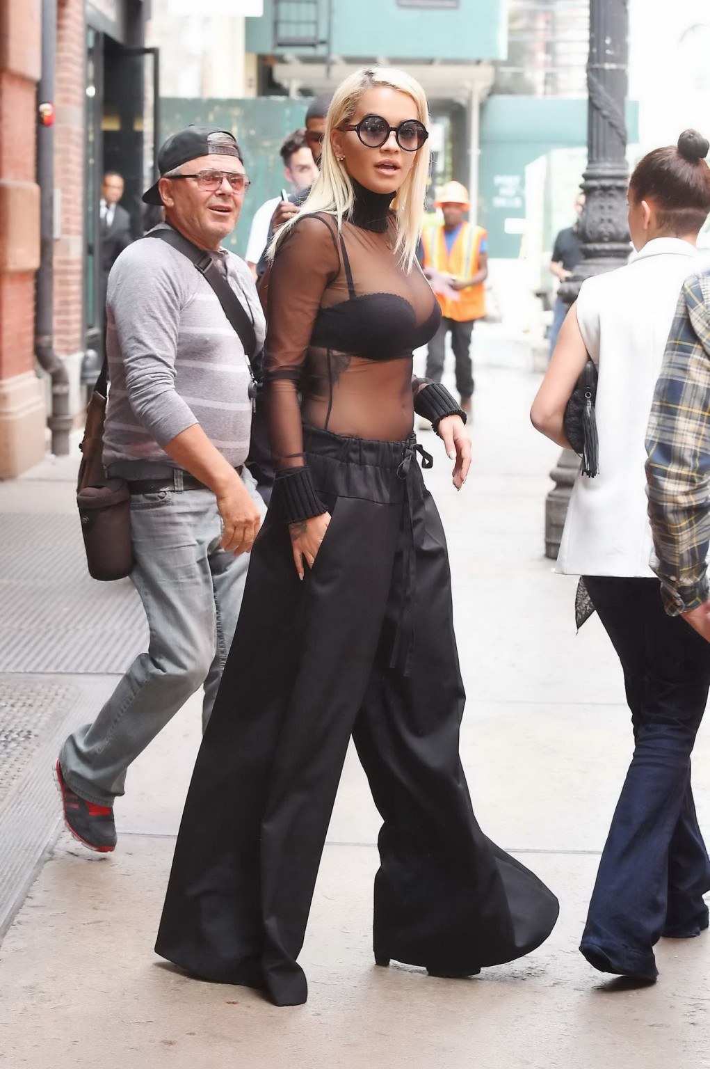 Rita ora seethrough al reggiseno che mostra le sue grandi tette
 #75155438