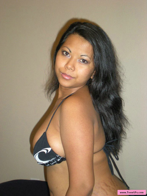 Une belle nana aux gros seins en bikini noir s'exhibe.
 #69932911