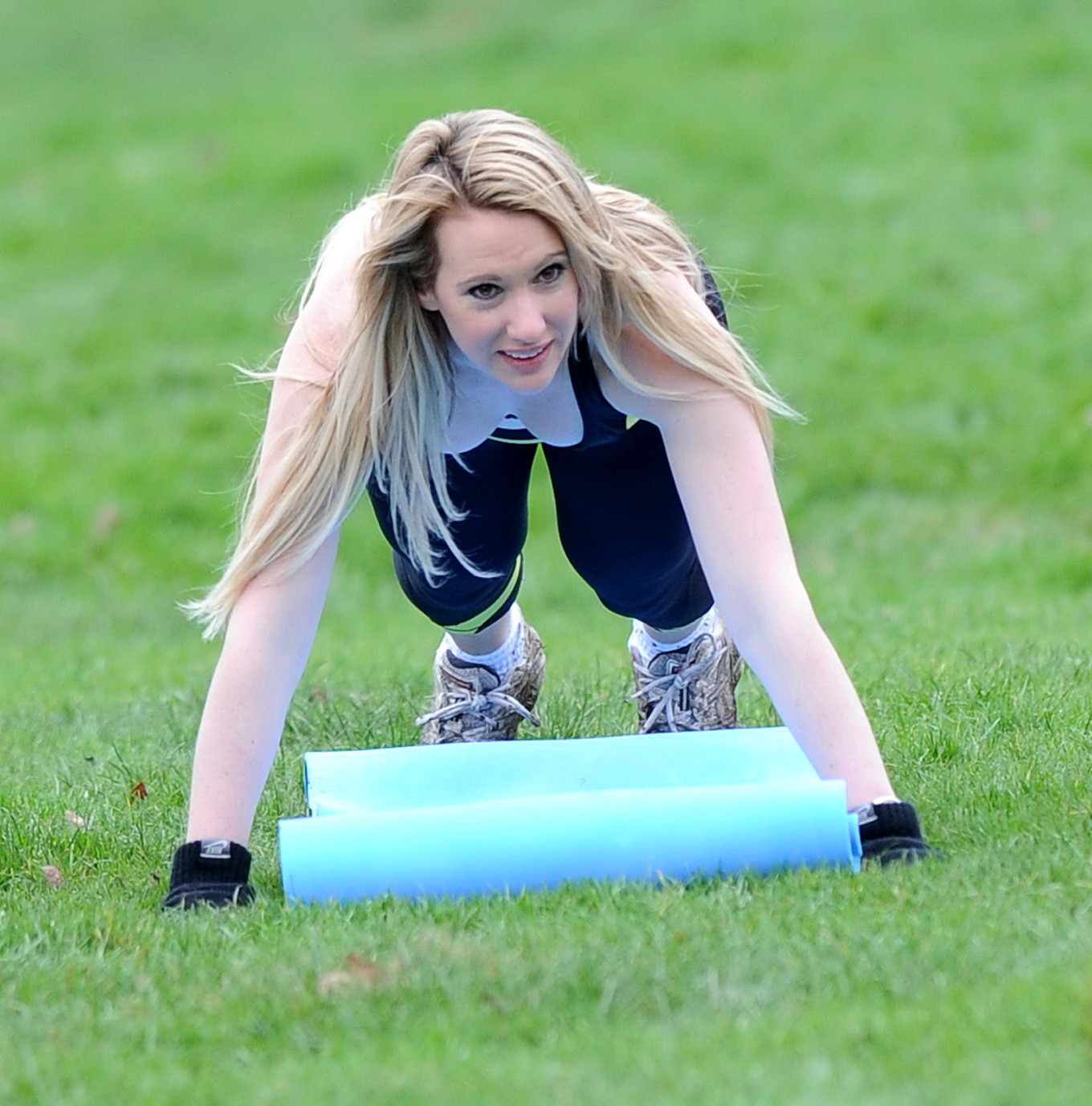 Rebecca ferdinando en mallas deportivas haciendo ejercicio en un norte de londres
 #75243337