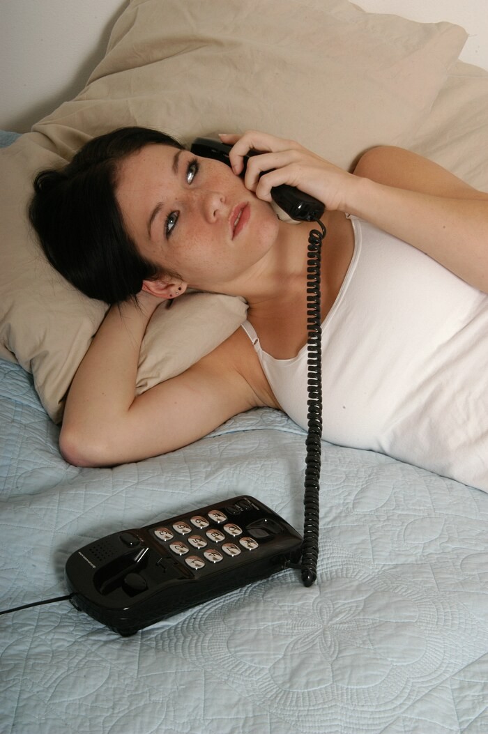 セクシーなティーンは、彼女が電話セックスをしながら彼女のプッシーをこする
 #70686218