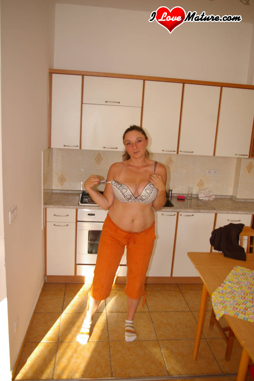 Kinky Hausfrau wird in der Küche geknallt
 #77657388