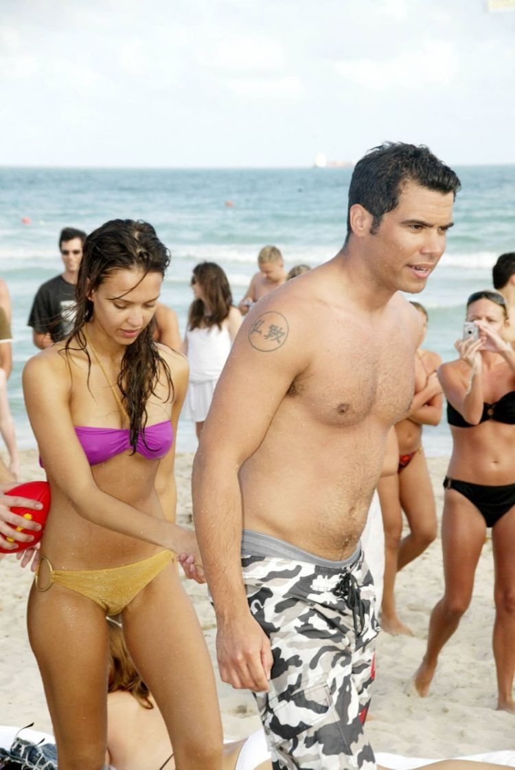 Jessica Alba nackt sehen durch Bikini am Strand
 #72263074
