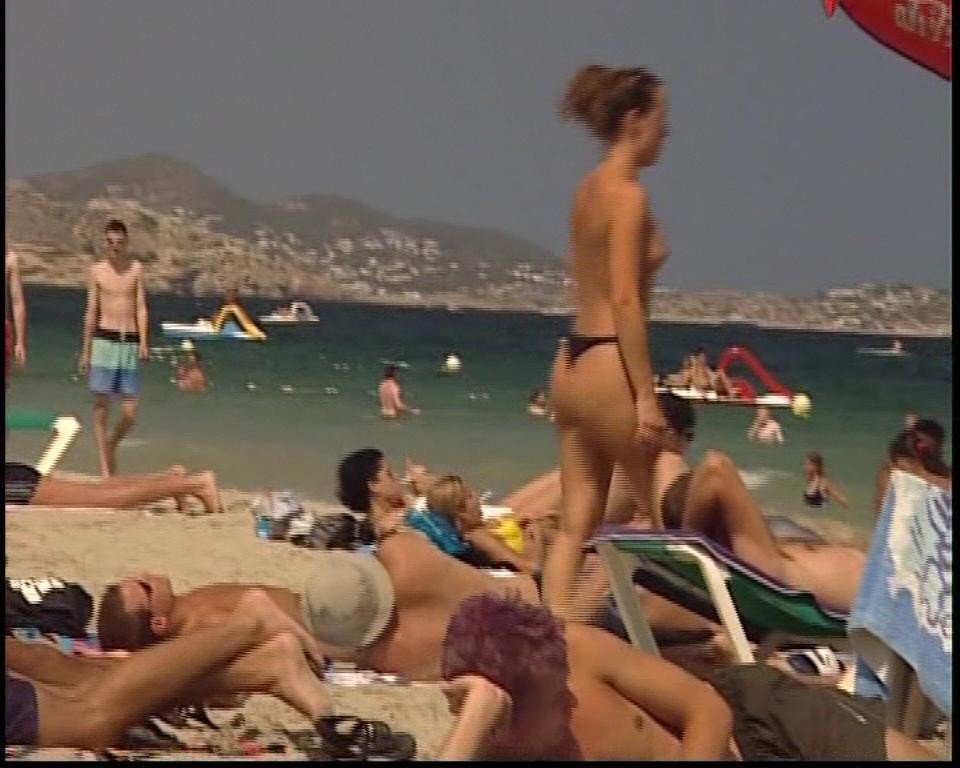 Nudista giovane dai capelli corvini si stende sotto il sole caldo
 #72253067