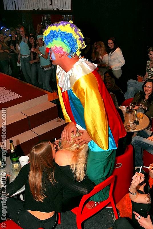 Un clown se déshabille et jouit sur des filles ivres lors d'une fête.
 #76092932