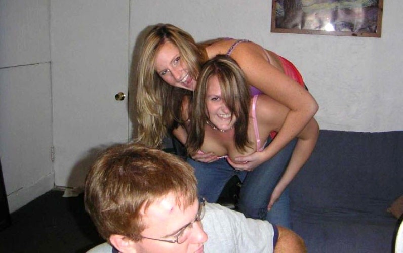 Des filles bourrées devenant folles en exhibant des seins volumineux
 #76400289