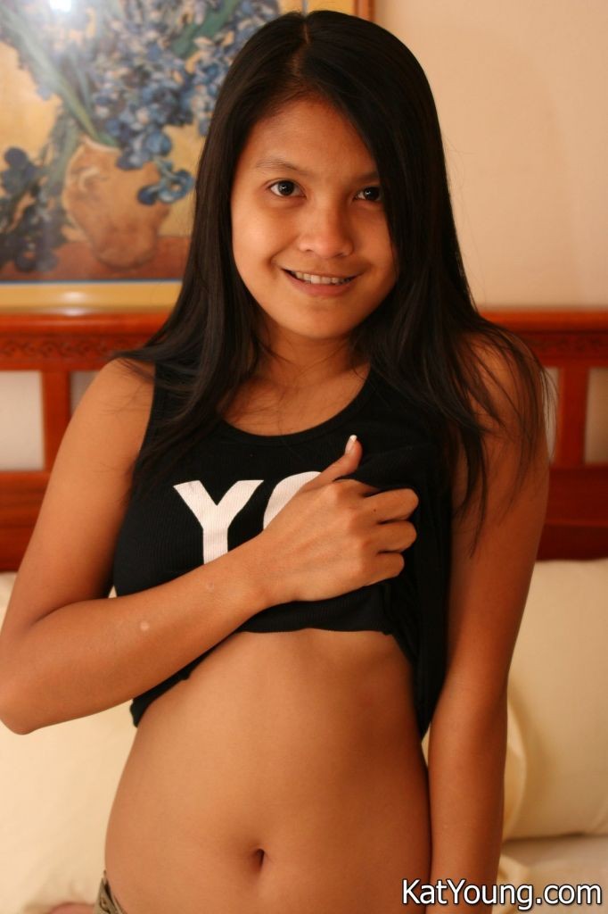 Kat young galerie d'images : : jeune asiatique angélique se déshabille et montre son doux corps serré 
 #69935021