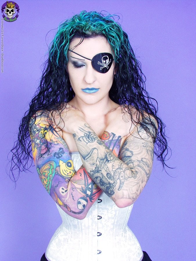 Ragazza pirata gotica tatuata con il suo eyepatch
 #74758498