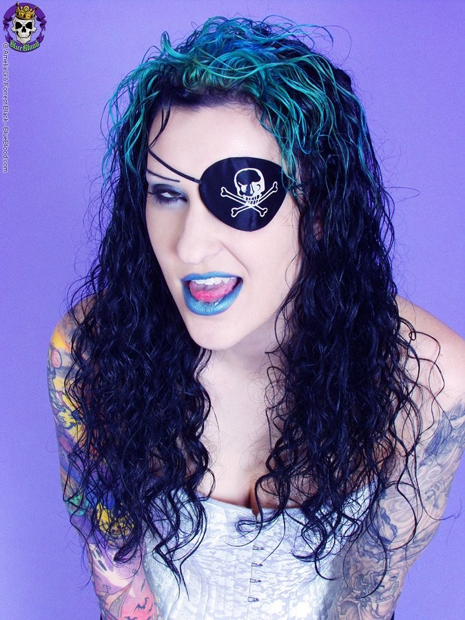 Ragazza pirata gotica tatuata con il suo eyepatch
 #74758591